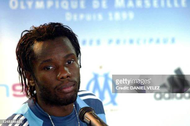 L'attaquant international de l'Olympique de Marseille Peguy Luyindula s'exprime lors d'une conférence de presse, le 30 décembre 2004 à Capbreton, où...