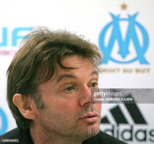 Entraîneur français Philippe Troussier donne une conférence de presse, le 10 janvier 2005 au centre d'entraînement de l'Olympique de Marseille à la...