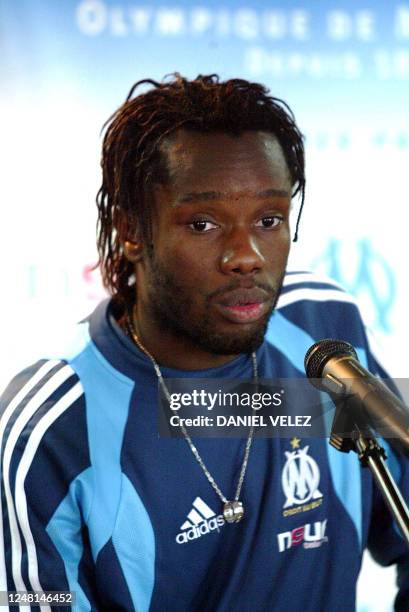 L'attaquant international de l'Olympique de Marseille Peguy Luyindula s'exprime lors d'une conférence de presse, le 30 décembre 2004 à Capbreton, où...