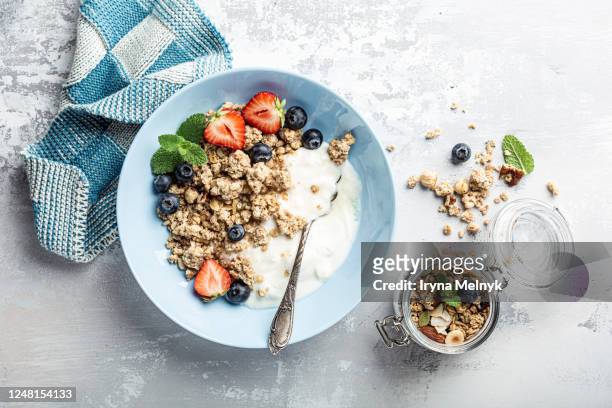 homemade granola on black plate - postres lacteos fotografías e imágenes de stock