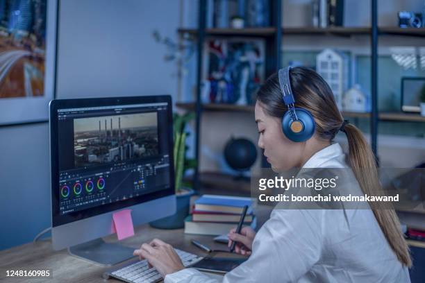 working woman video editing in the studio - video editing foto e immagini stock