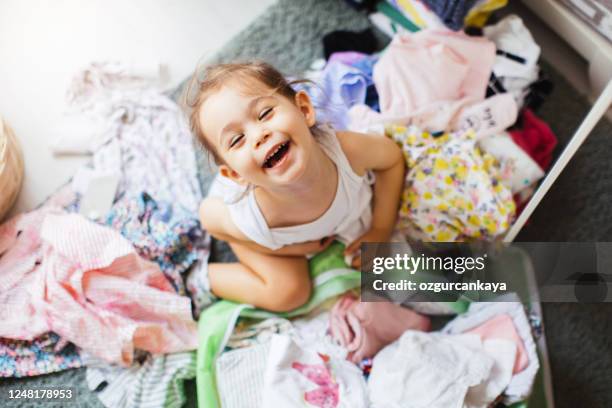 kleine vergoldung reorganisieren ihre garderobe in ihrem schlafzimmer - childrens closet stock-fotos und bilder