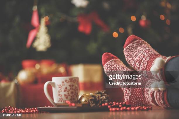 genießen sie die ruhe und erwartung von weihnachten - feet christmas stock-fotos und bilder
