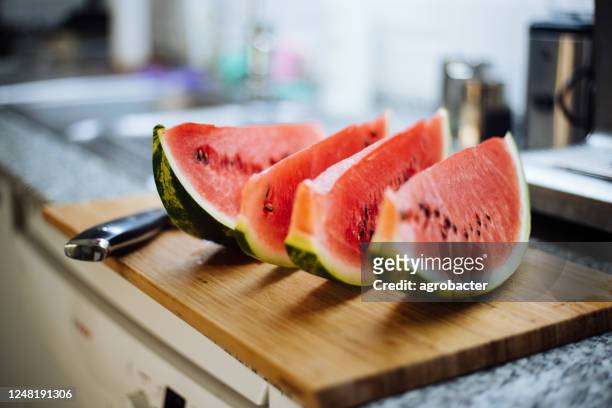 wassermelone auf küchentheke geschnitten - wassermelone stock-fotos und bilder