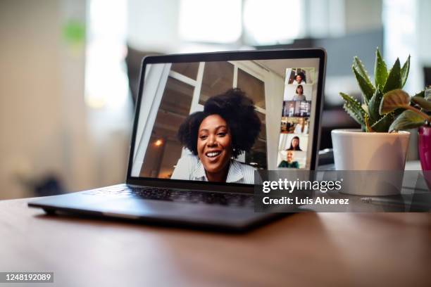 businesswoman having a video call meeting with her team - videollamada fotografías e imágenes de stock