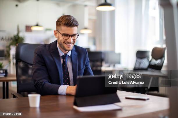 businessman having online briefing with team at office - meeting candid office suit stockfoto's en -beelden