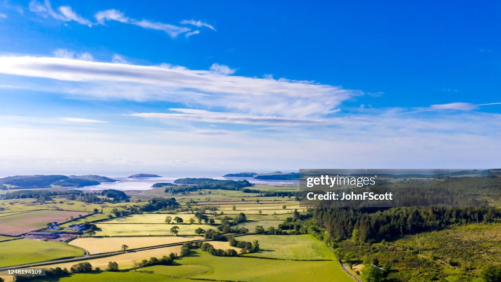 Vista aérea de las tierras de cultivo y el bosque Dumfries y Galloway en el suroeste de Escocia