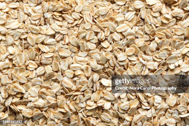 oat flakes background - avena cereali da colazione foto e immagini stock