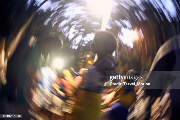 mulher brasileira dançando em festa de carnaval de rua no rio de janeiro - roda de samba - fotografias e filmes do acervo