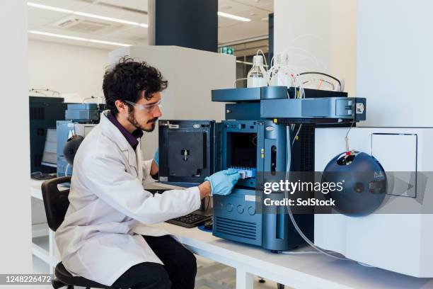 studying the samples - biotechnology investment stock pictures, royalty-free photos & images