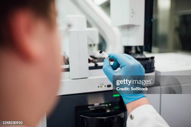 expert in scientific samples - amostra de tecido exame médico imagens e fotografias de stock