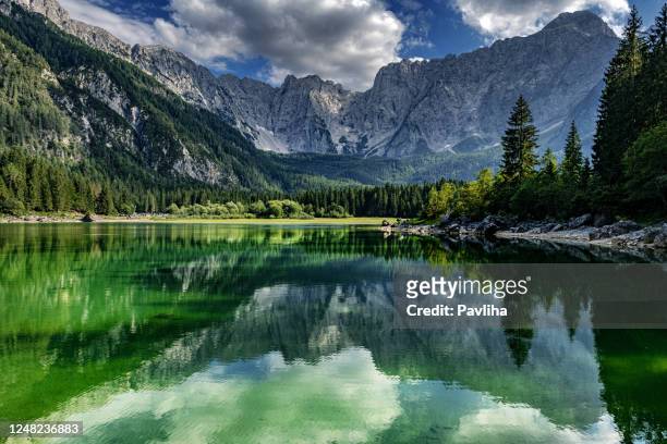 bellissimo lago di montagna lago di fusine in autunno e montagne di mangart, alpi giulie, italia - lago foto e immagini stock