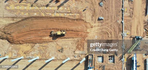 aerial view of construction site of residential area buildings - aerial view construction workers photos et images de collection