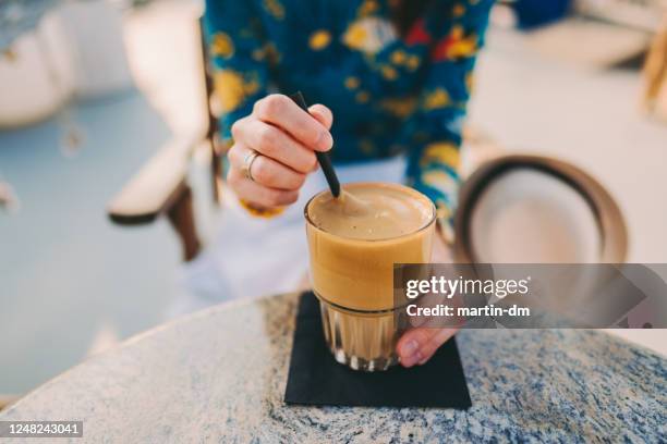 mujer turista en vacaciones en la playa - café frappé fotografías e imágenes de stock