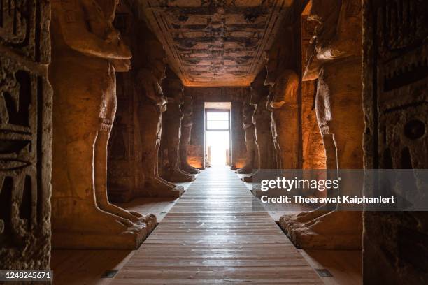 ancient statues inside the corridor of the great temple of ramses ii in abu simbel egypt - tomb - fotografias e filmes do acervo