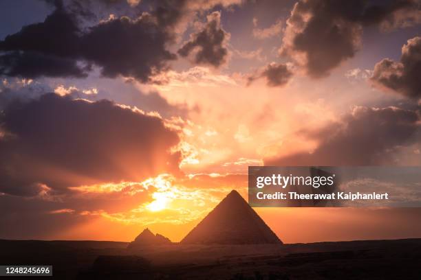 the great pyramid of giza and dramatic cloudy sky during sunset in egypt - gizeh piramides imagens e fotografias de stock