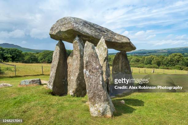 the pentre ifan dolmen in pembrokeshire, wales - doelman stock pictures, royalty-free photos & images
