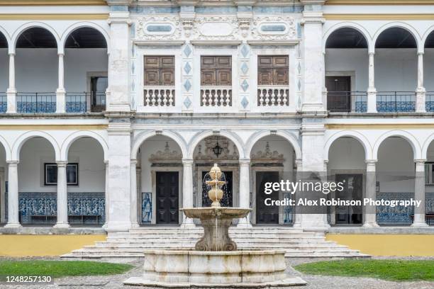 the central courtyard of the historic university of evora - fountain courtyard fotografías e imágenes de stock