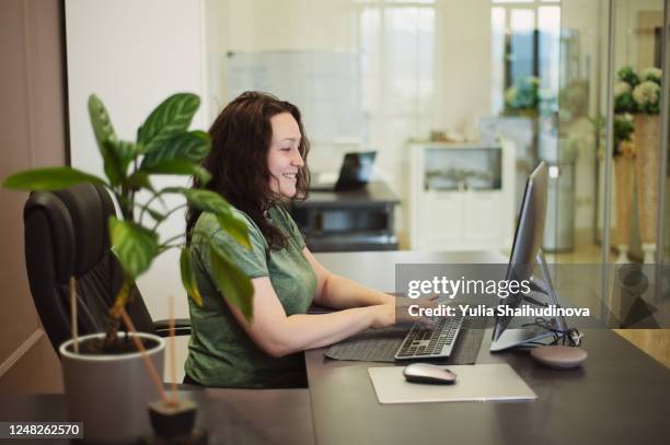 Office Reception Table Photos and Premium High Res Pictures - Getty Images