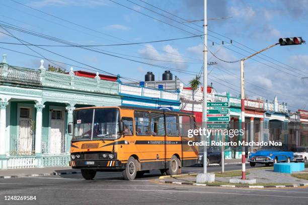 'transporte escolar' giron bus, pinar del rio, cuba - autobus escolar stock-fotos und bilder