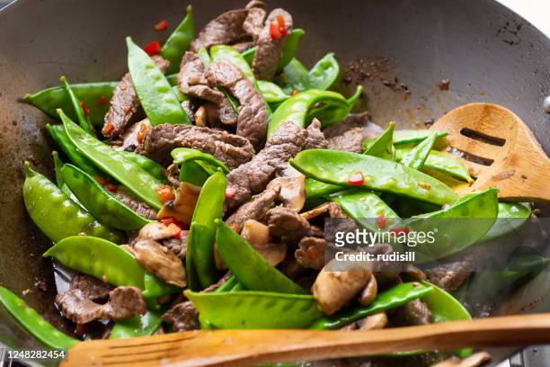 牛肉と雪のエンドウ豆の炒め物 - エンドウマメの鞘 ストックフォトと画像