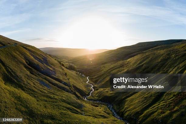 sunrise over a valley - yorkshire dales nationalpark stock-fotos und bilder