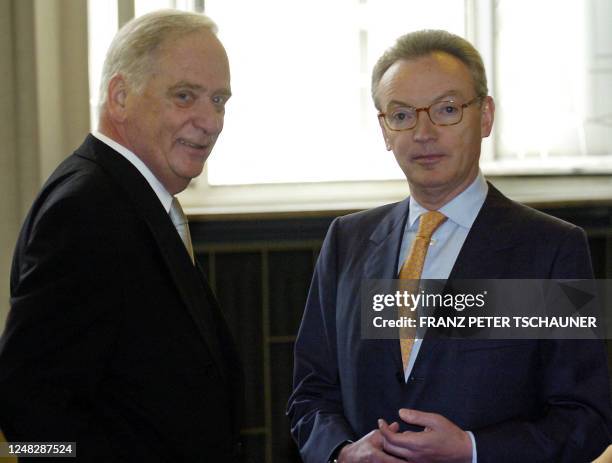Former Mannesmann chairman Klaus Esser talks to his lawyer Juergen Welp at the beginning of a session during the Mannesmann trial in Duesseldorf, 08...