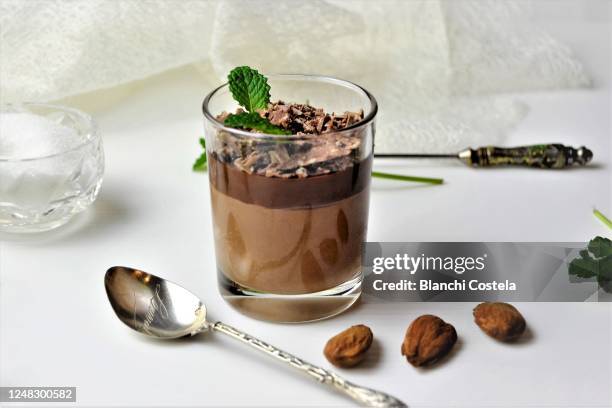 chocolate mousse - mousse stock-fotos und bilder