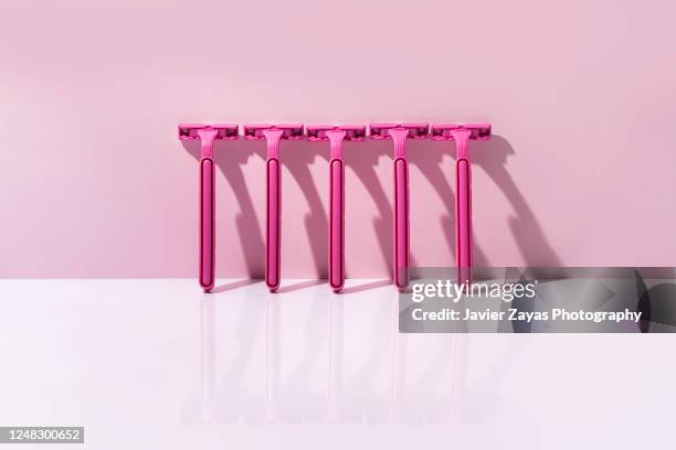 pink razor blades - lâmina de barbear imagens e fotografias de stock