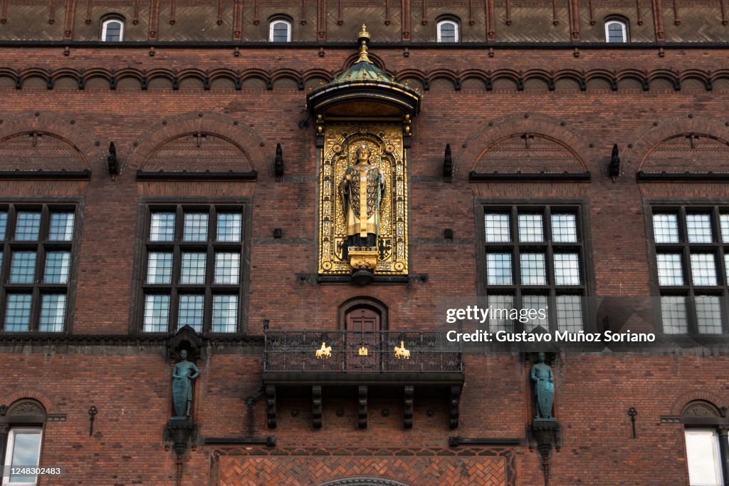 Fachada del ayuntamiento de Copenhague con su frente ricamente ornamentado, de la estatua dorada de Absalon un estadista danés y prelado de la Iglesia Católica, persona famosa de Dinamarca