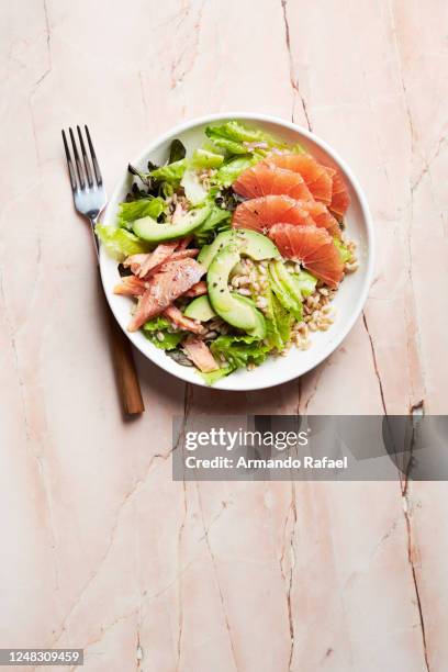 smoked trout farro grapefruit cobb salad 02 - avocato oil fotografías e imágenes de stock