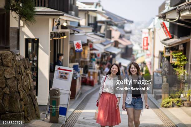 giovani donne che visitano il posto locale in giappone - prefettura di shizuoka foto e immagini stock