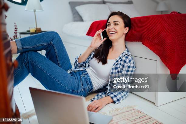 vrolijke jonge vrouwelijke die van huis werkt - lifehack stockfoto's en -beelden