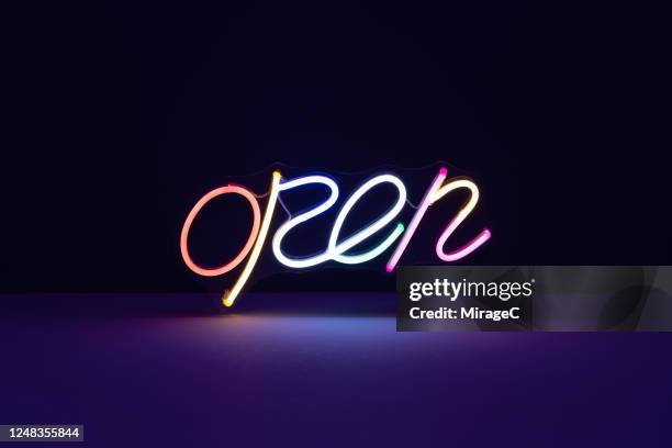 illuminated neon open sign - fluorescent fotografías e imágenes de stock