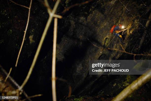 Un secouriste descend, dans la nuit du 06 au 07 janvier 2008 à Déservillers, pour aller chercher six spéléologues chevronnés originaires de la région...