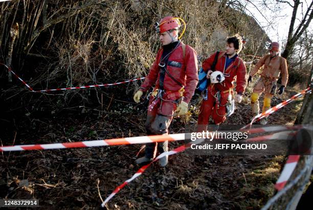 Une équipe de secours se prépare pour poser des lignes filaires dans le gouffre des Biefs Boussets à Deservillers afin d'améliorer la communication...