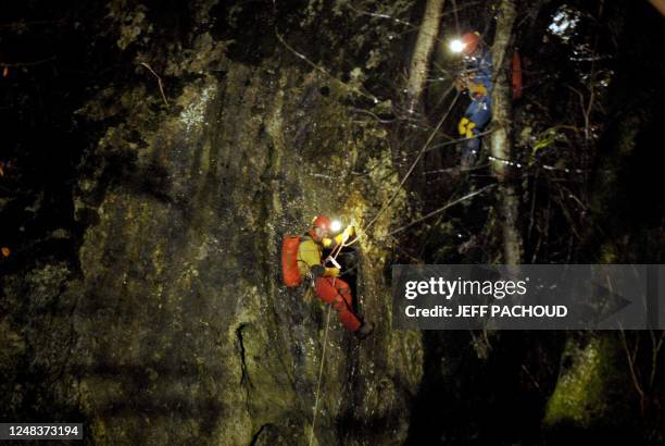 Un secouriste descend, dans la nuit du 06 au 07 janvier 2008 à Déservillers, pour aller chercher six spéléologues chevronnés originaires de la région...