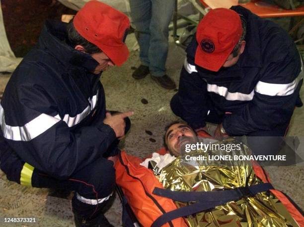 Jose Fereira, one of the pothholers trapped for 50 hours in the cave of "Saut de la Pucelle," talks to rescuers late 14 November 1999 in Rignac....