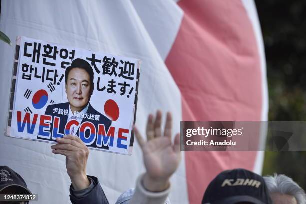 Japanese and South Koreans living in Japan gathered in front of Japan Prime Minister offical residense on March 16 to welcome South Korean President...