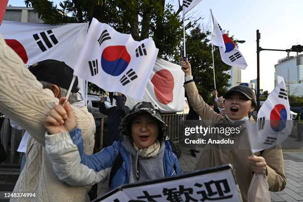 Japanese and South Koreans living in Japan gathered in front of Japan Prime Minister offical residense on March 16 to welcome South Korean President...