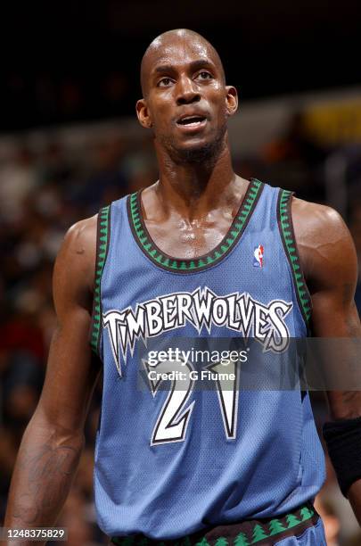 Timberwolf Player 2003 Minnesota Timberwolves Team Photo Photos and Premium High Res ...