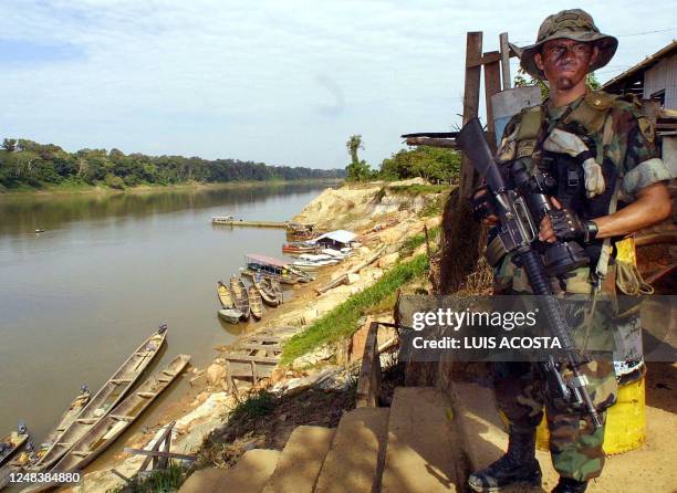 Soldier of Colombian army's anti-guerrilla commando guards the Guaviare river in Barracominas, Guainia, 600 km east of Bogota, 19 February 2001. Un...