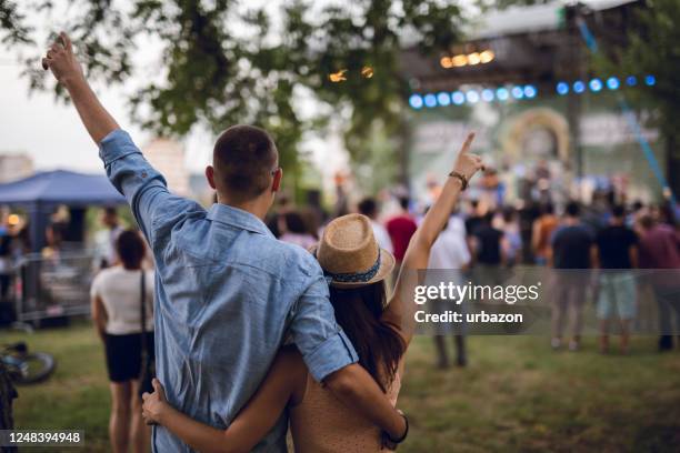 pareja brindando por un festival de música - edificio de eventos fotografías e imágenes de stock