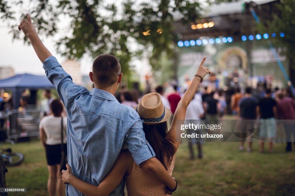 Het roosteren van het paar op een muziekfestival