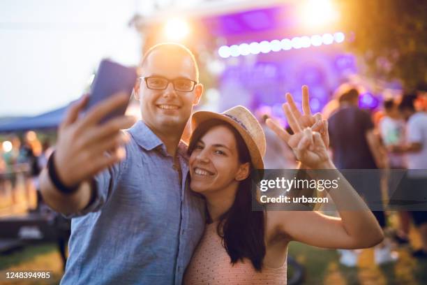 couples faisant le selfie sur un festival de musique - couple concert photos et images de collection