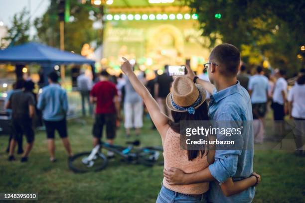 paar macht selfie auf einem musikfestival - concert for liberty stock-fotos und bilder