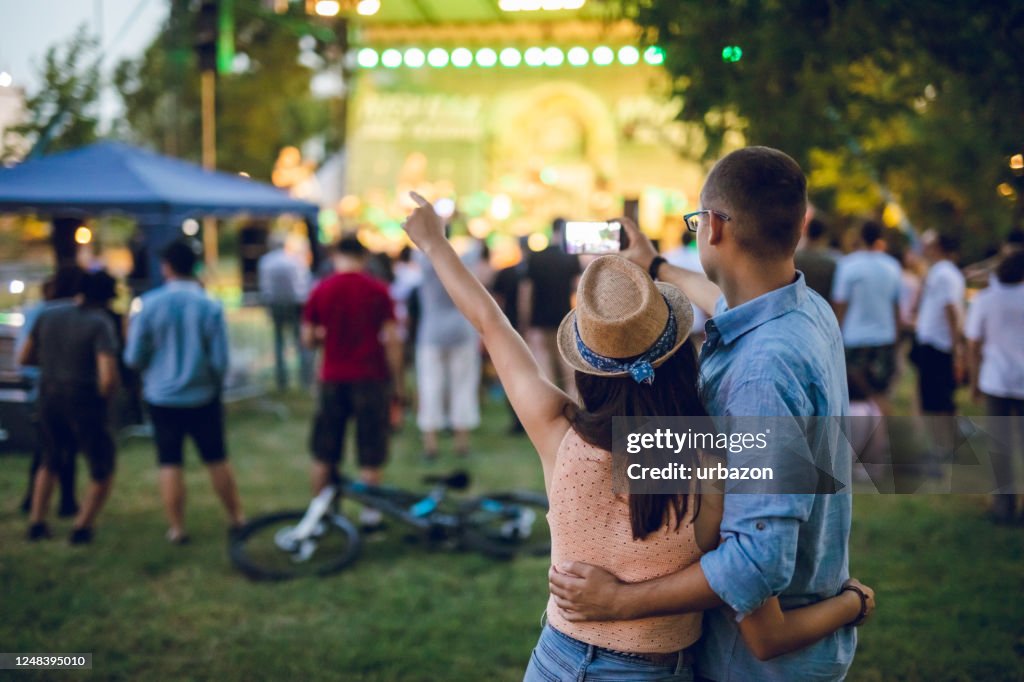 Pareja haciendo selfie en un festival de música