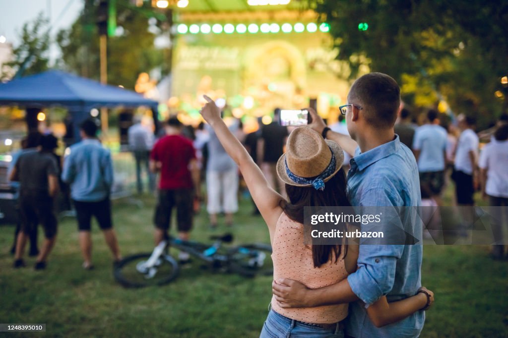 Coppia che fa selfie in un festival musicale