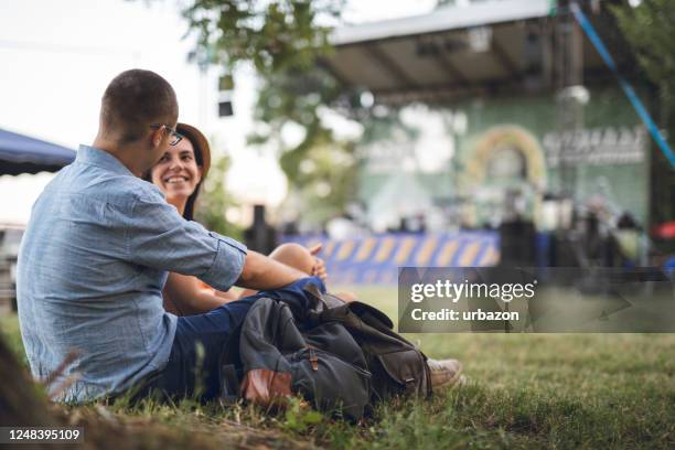 couples sur un festival de musique - couple concert photos et images de collection