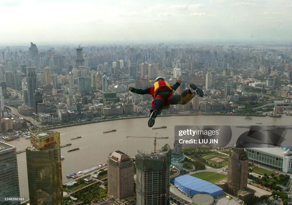 CHINA-SKYDIVING-TOWER